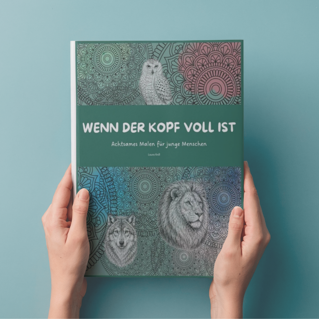 Achtsamkeitsmalbuch für Teens Zwei Hände halten ein Buch